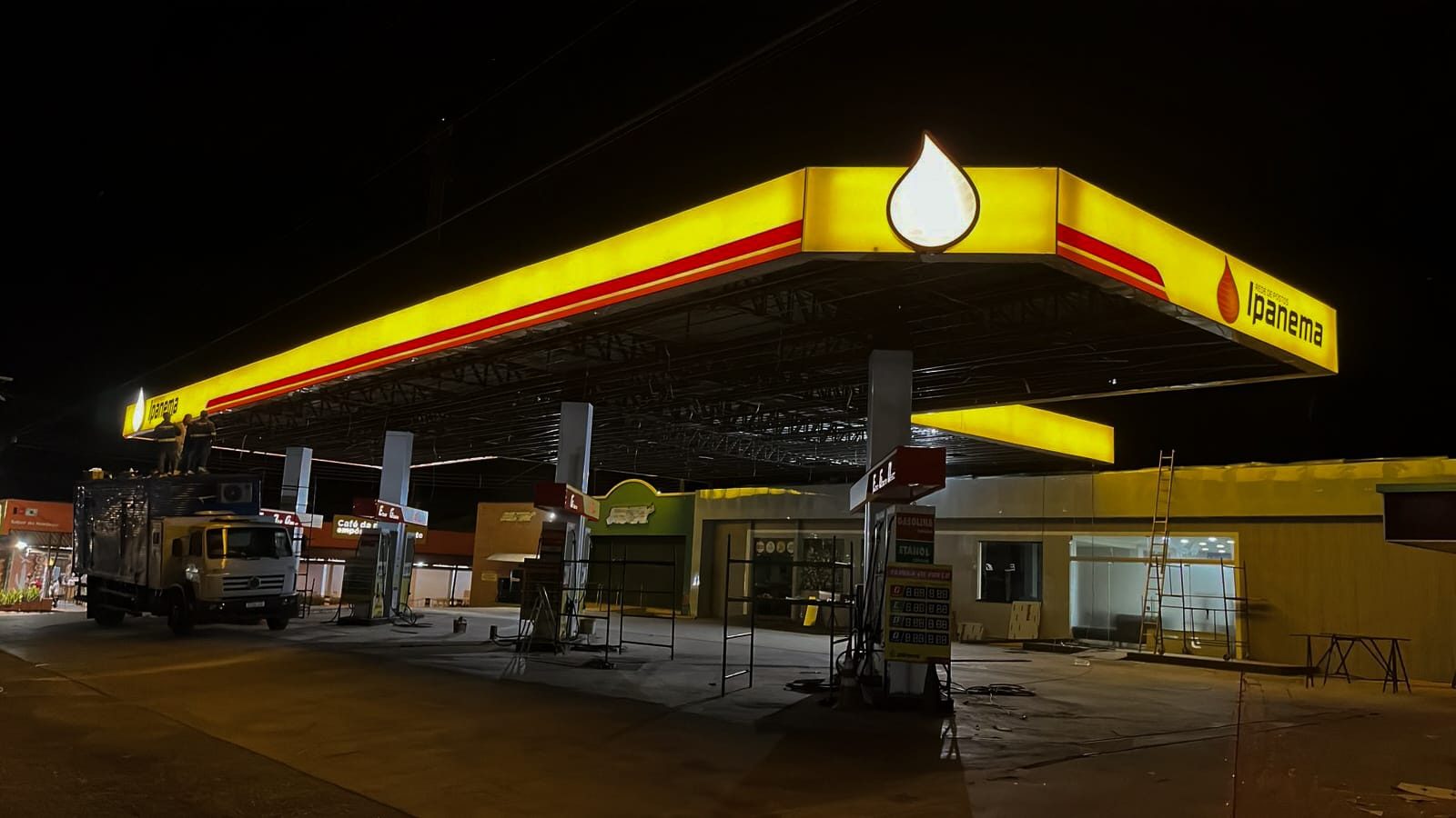 Fachada de posto de combustível iluminada com comunicação visual executada pela Excelência em Goiás